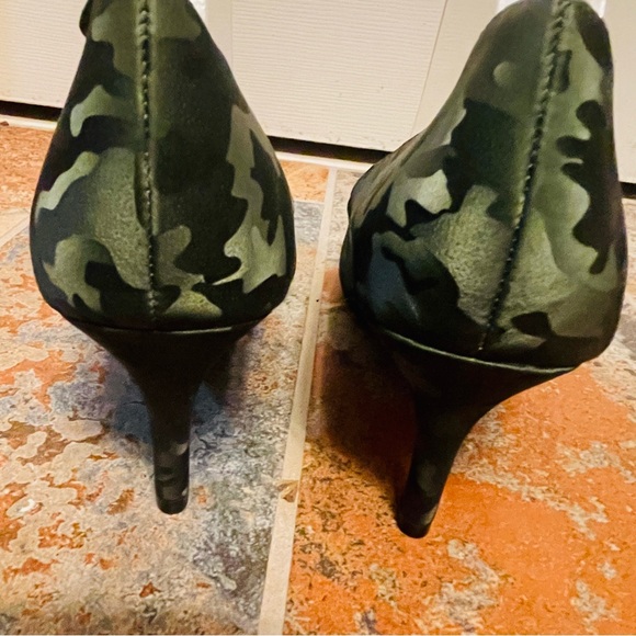 đź‘ NWOB! Fabulously Frisky LifeStride Green Silk Camo Design, Pointed Toe Pumps! - Picture 10 of 16
